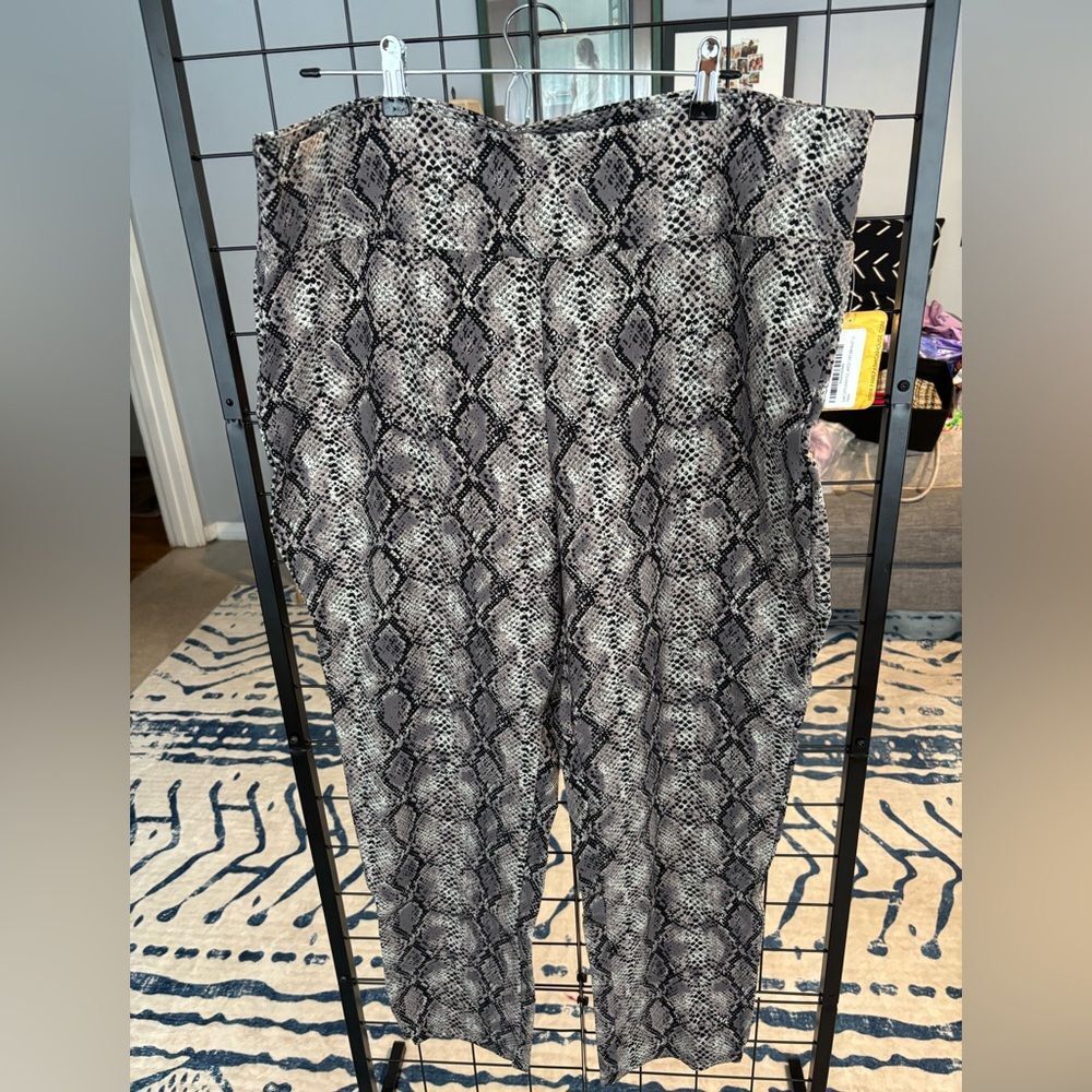 Hybrid & Company Snakeskin Print Pull On Pants NWT
